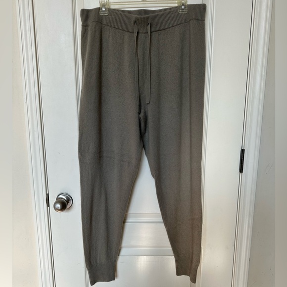 Banana Republic 100% cashmere joggers Size Large Taupe - Picture 2 of 6